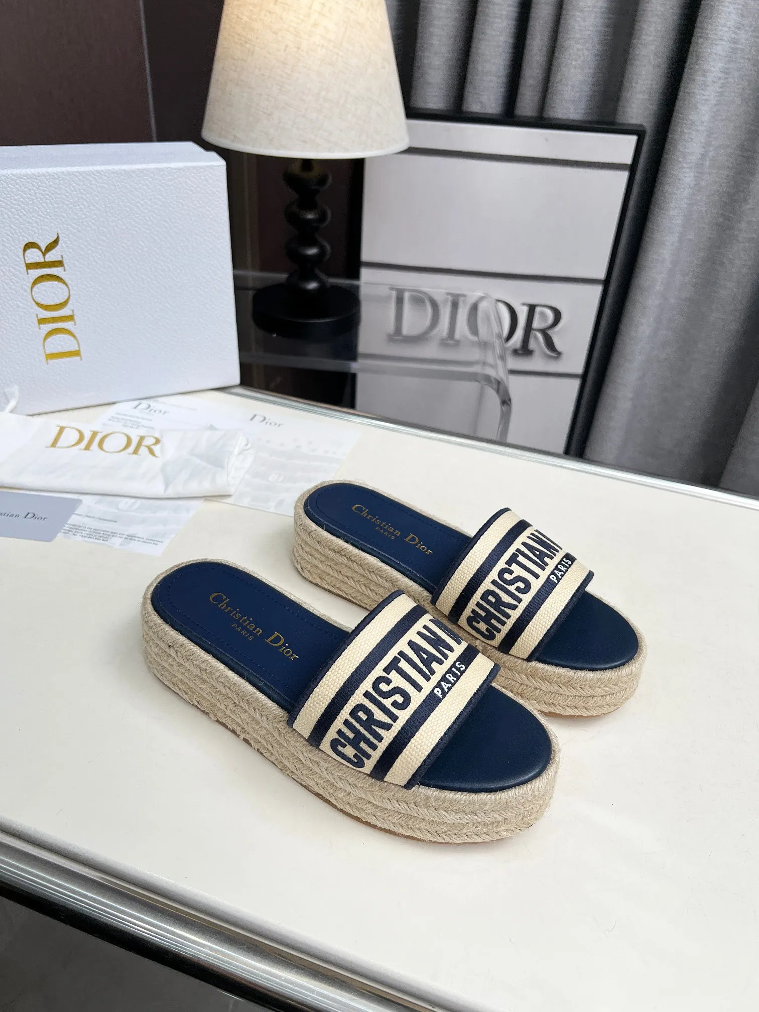 👟👟Ex-factory price 420👟👟 Dior's new spring and summer IVIETA DWAY jelly-colored flat-soled one-slip women's shoes with CD letter logo three-dimensional embroidery thick-soled round-toe open-toe slippers. The original version is developed to be the top version on the market. It feels soft and delicate on the feet and is extremely comfortable. Material: Upper imported raffia electric embroidery high-temperature water-soluble cotton technical fabric + water-dyed cowhide foot pad lining + original consistent combination outsole Outsole: original outsole Size: 35-42 (40.41.42 custom-made, non-refundable and non-exchangeable)